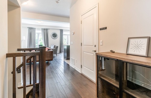 Stoney Creek House | Simply Comfort. 3BR 2.5BA Townhome 1 min to the Beach. BBQ.Parking