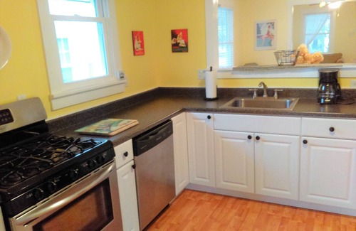 Gardens Cottage | Single cottage in the Gardens - walk to the beach and boardwalk