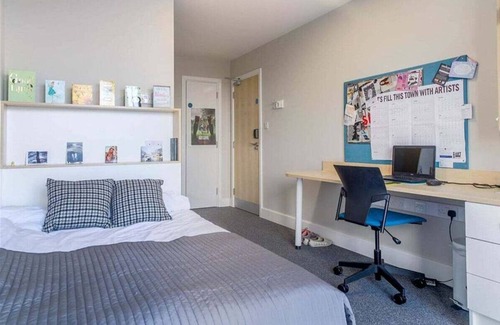 Finsbury Park Hotel | Single en-suite, on-campus rooms with easy access to central London!
