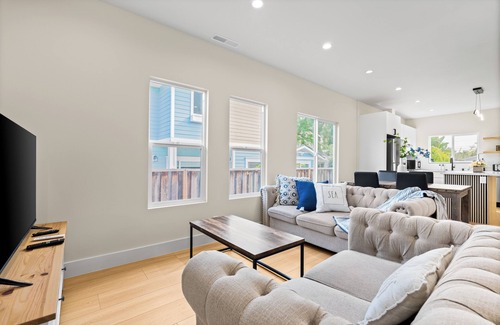 Sunnyvale House | Single Family Home w/3BR & 2BR