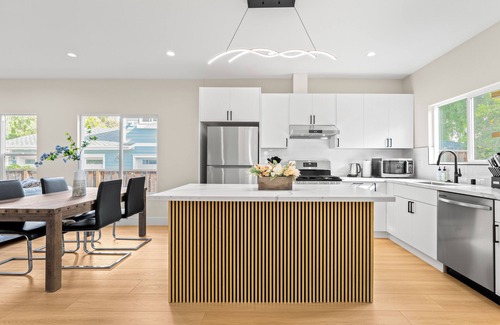Sunnyvale House | Single Family Home w/3BR & 2BR
