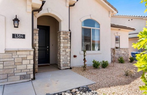 Washington House | Single floor home w/resort amenities and SUP
