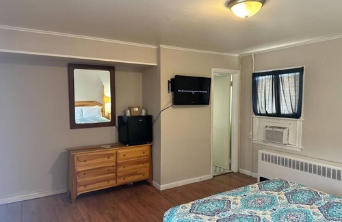 Saratoga Springs House | Single King Room - SKR