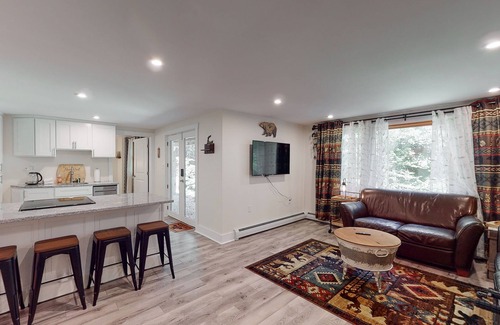 Windham House | Single-Level Duplex with Fast WiFi & a Full Kitchen - Close to Magic Mountain