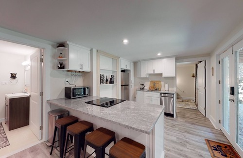 Windham House | Single-Level Duplex with Fast WiFi & a Full Kitchen - Close to Magic Mountain