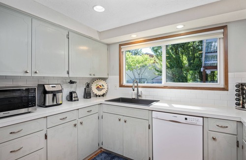 Milwaukie House | Single Level Home w/Fully Fenced Backyard and BBQ