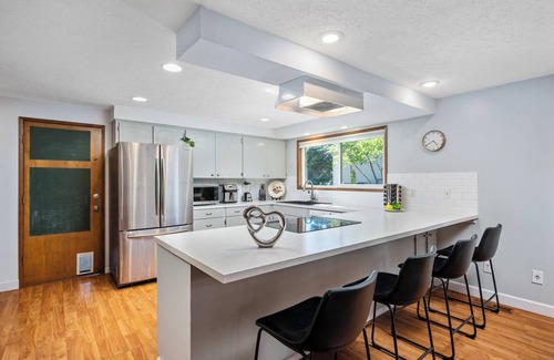 Milwaukie House | Single Level Home w/Fully Fenced Backyard and BBQ