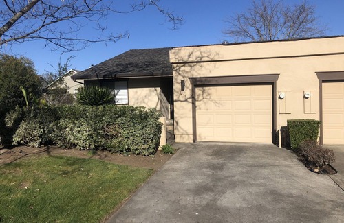 Yountville House | Single level remodeled patio home with 3 bedrooms/2 bathrooms and a garage.