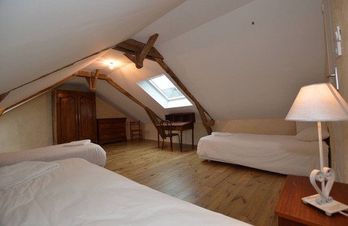 Servon-sur-Vilaine Bed & Breakfast | Single room in Gîte, kitchen and living room.