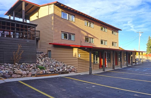 South Fork Apartment | Single room-Mobility bath-Accessible Queen