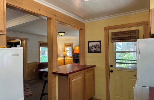 Al Tahoe Cabin | Single story cabin with fast WiFi in flat convenient historic neighborhood.