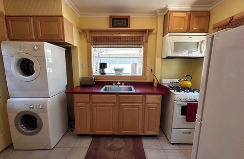 Al Tahoe Cabin | Single story cabin with fast WiFi in flat convenient historic neighborhood.