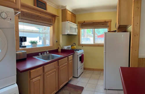 Al Tahoe Cabin | Single story cabin with fast WiFi in flat convenient historic neighborhood.