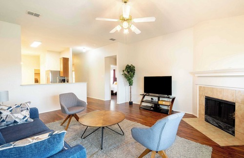 Denton House | Single Story｜Pet-friendly｜Prime Location｜Near Parks, Lakes, and Trails #41174