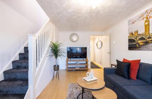 Peterborough House | SionStays - Honeysuckle Court - Close to City Centre!