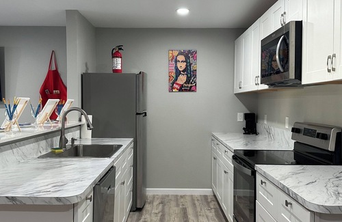 West Arlington Apartment | Sip & Paint Artistic Getaway: Near to the Stadiums