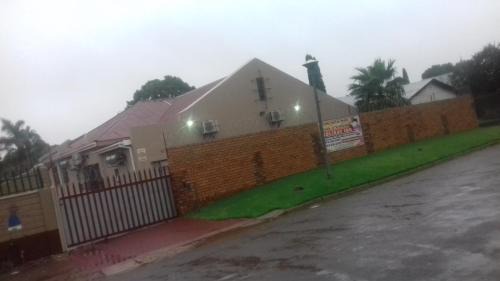 Emalahleni House | Sir Pinto Guesthouse