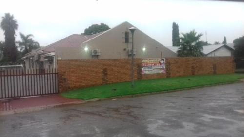 Emalahleni House | Sir Pinto Guesthouse