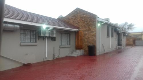 Emalahleni House | Sir Pinto Guesthouse