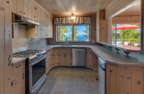 Tahoma House | Sittin' on the Dock - Lakefront - TLUXP