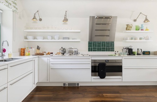 Bath House | Situated two miles south of the vibrant city of Bath, Barley Brake is the perfect Rural Retreat. The