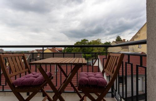Pecs Apartment | Six Corners - Mystic Corner