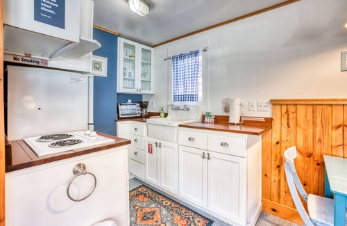 Downtown Cannon Beach Cottage | Six Cottages w/Shared Courtyard & Grill - Two Blocks to Beach Dog-Friendly