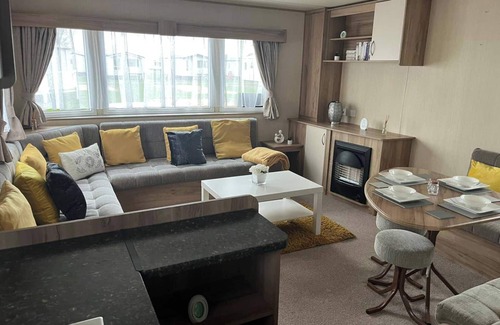 Ingoldmells Cabin | Skegness 3-Bed Caravan, Sleeps 8, 10 mins to Beach