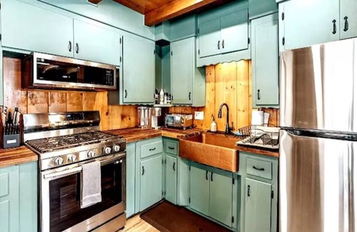 Big Bear Lake Cabin | Ski & Board! Great for Family, Pets, Fire-pit, BBQ & EV Tesla Charger, King Bed