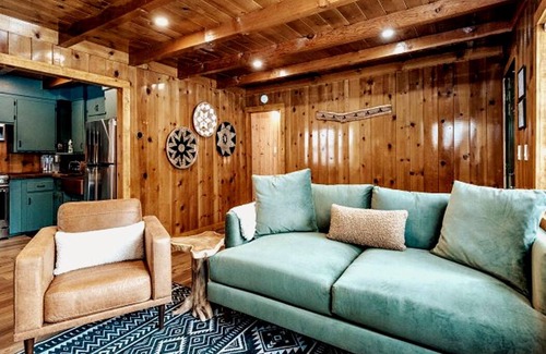 Big Bear Lake Cabin | Ski & Board! Great for Family, Pets, Fire-pit, BBQ & EV Tesla Charger, King Bed
