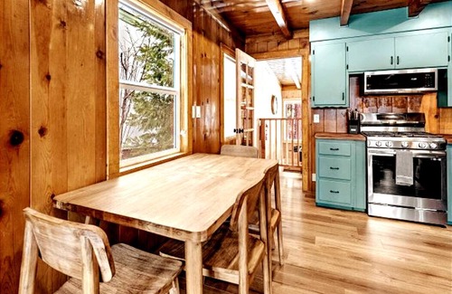 Big Bear Lake Cabin | Ski & Board! Great for Family, Pets, Fire-pit, BBQ & EV Tesla Charger, King Bed