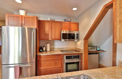 Ludlow Condo | Ski Condo With Direct Slope Access and Cozy Fireplace