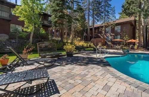 Mammoth Lakes Apartment | Ski Den - Steps to Mammoth Village!