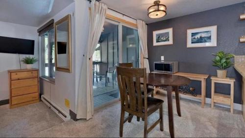 Mammoth Lakes Apartment | Ski Den - Steps to Mammoth Village!