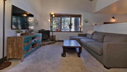 Mammoth Lakes Apartment | Ski Den - Steps to Mammoth Village!
