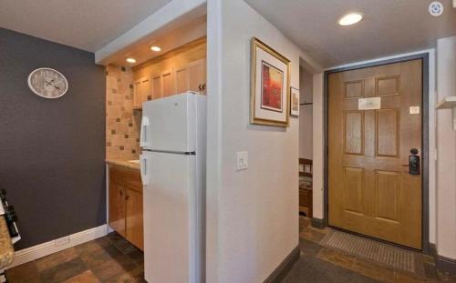Mammoth Lakes Apartment | Ski Den - Steps to Mammoth Village!