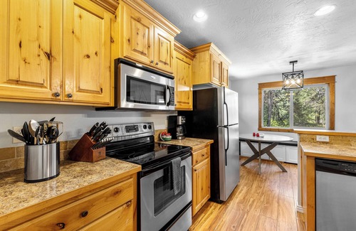 Fir Grove Estates House | Ski Haus- Remodeled- Near Tamarack and Lake Cascade- pet ok