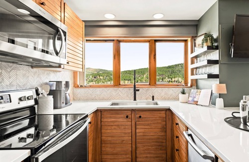 Peak 9 Condo | Ski in/Out Central Condo Hot Tubs and Amenities