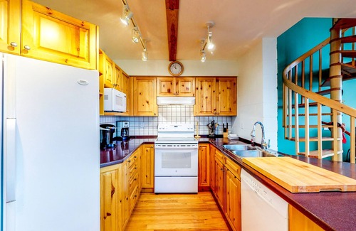Snow Pine Estates House | Ski-in/out chalet with gorgeous mountain views & hot tub