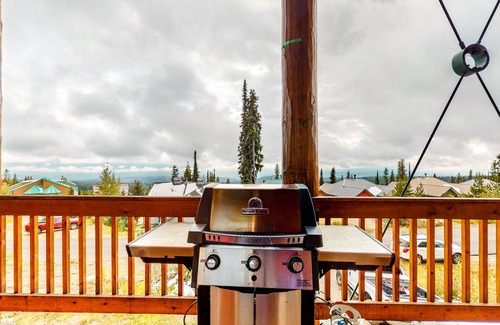 Snow Pine Estates House | Ski-in/out chalet with gorgeous mountain views & hot tub