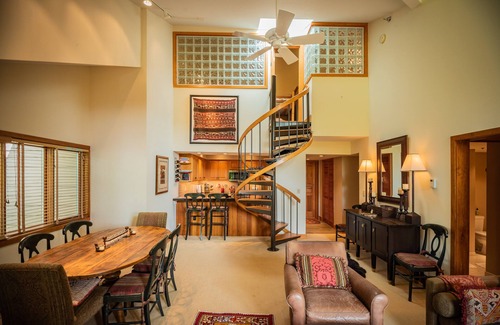 Stratton Mountain Condo | SKI-IN OUT GEM!-3 BR 3 BA Top floor Duplex.2 mins Walk2Village.