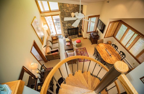 Stratton Mountain Condo | SKI-IN OUT GEM!-3 BR 3 BA Top floor Duplex.2 mins Walk2Village.