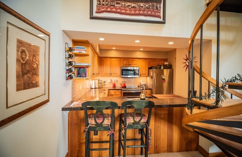 Stratton Mountain Condo | SKI-IN OUT GEM!-3 BR 3 BA Top floor Duplex.2 mins Walk2Village.