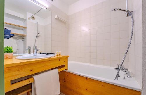 Val-Thorens Apartment | Ski in-out, Heart of Val Thorens Spacious Flat , Wifi A9