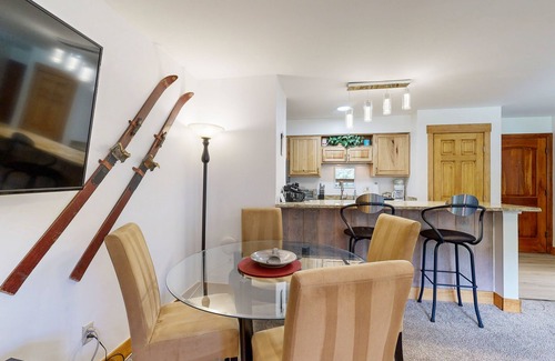 Vail Ski Chalet | Ski-in/out, mountain view w/fireplace, fast WiFi & shared pool/hot tubs/laundry