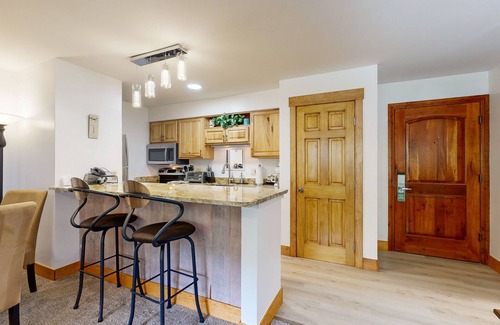 Vail Ski Chalet | Ski-in/out, mountain view w/fireplace, fast WiFi & shared pool/hot tubs/laundry