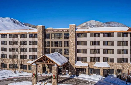 Crested Butte Condo | Ski In/Out, Pool, Hot Tub + Pets OK!