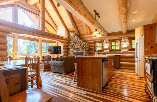East Kootenay Ski Chalet | Ski In & Out Right from your Private Hot Tub