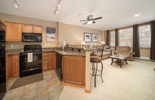Winter Park Condo | Ski In/Out -Winter Park - Steps to Gondola - Hot Tubs - Lockers - Sleeps 4