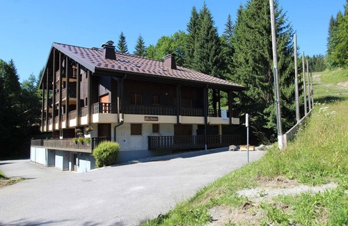 Les Carroz-d'Araches Apartment | Ski-In/Ski-Out Duplex for 5 with Balcony, Near Shops & Free Shuttle